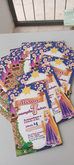 Invitaciones de cumpleaños con diseño moderno