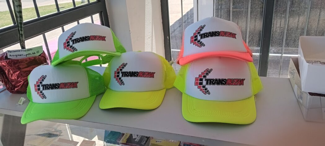 Taza y bolígrafo promocionales con logo